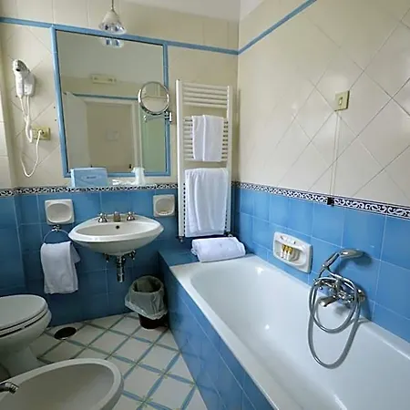 Gatto Bianco 4* קאפרי